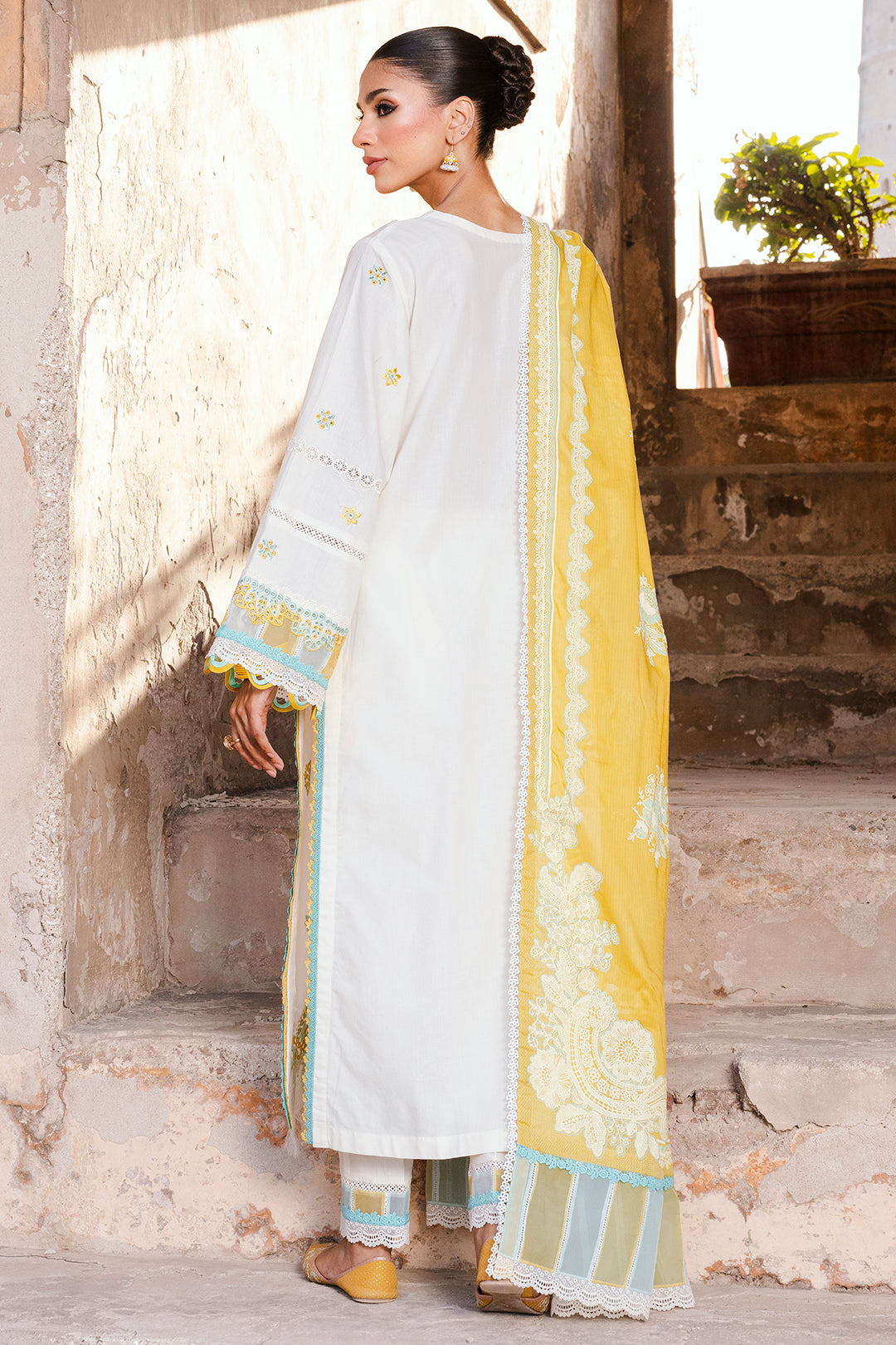 ZELLBURY CHIKANKARI LAWN EMBROIDERED COLLECTION 2025 3