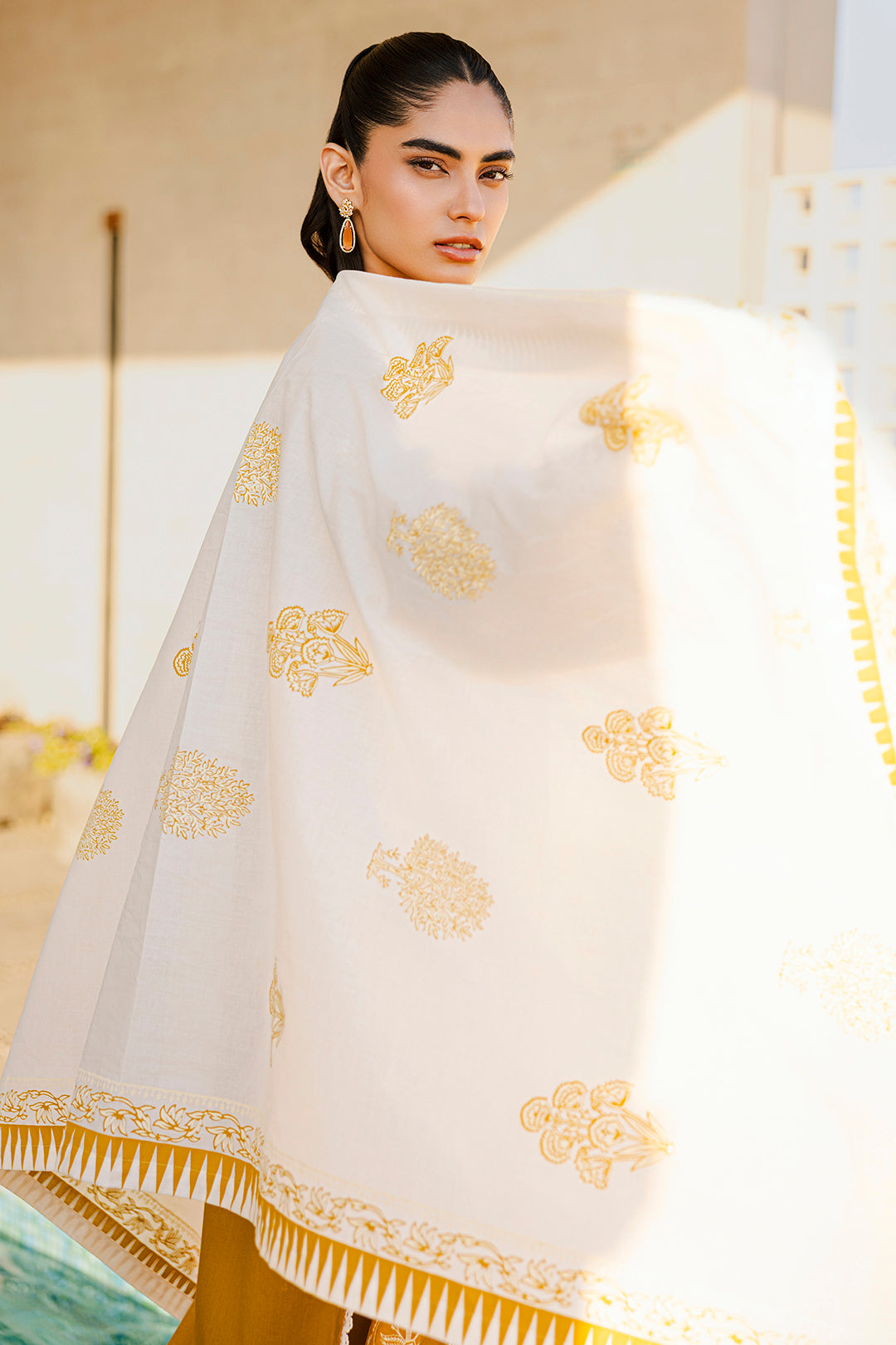 ZELLBURY CHIKANKARI LAWN EMBROIDERED COLLECTION 2025