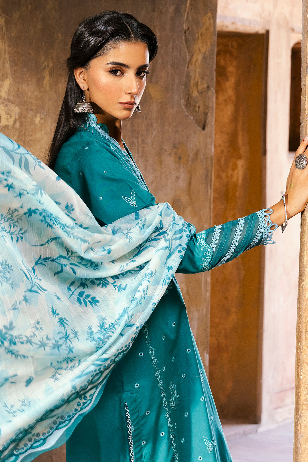 ZELLBURY CHIKANKARI LAWN EMBROIDERED COLLECTION 2025 1