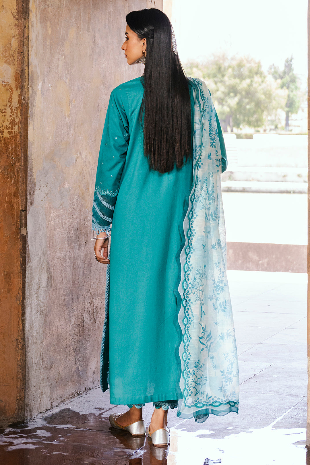 ZELLBURY CHIKANKARI LAWN EMBROIDERED COLLECTION 2025 1