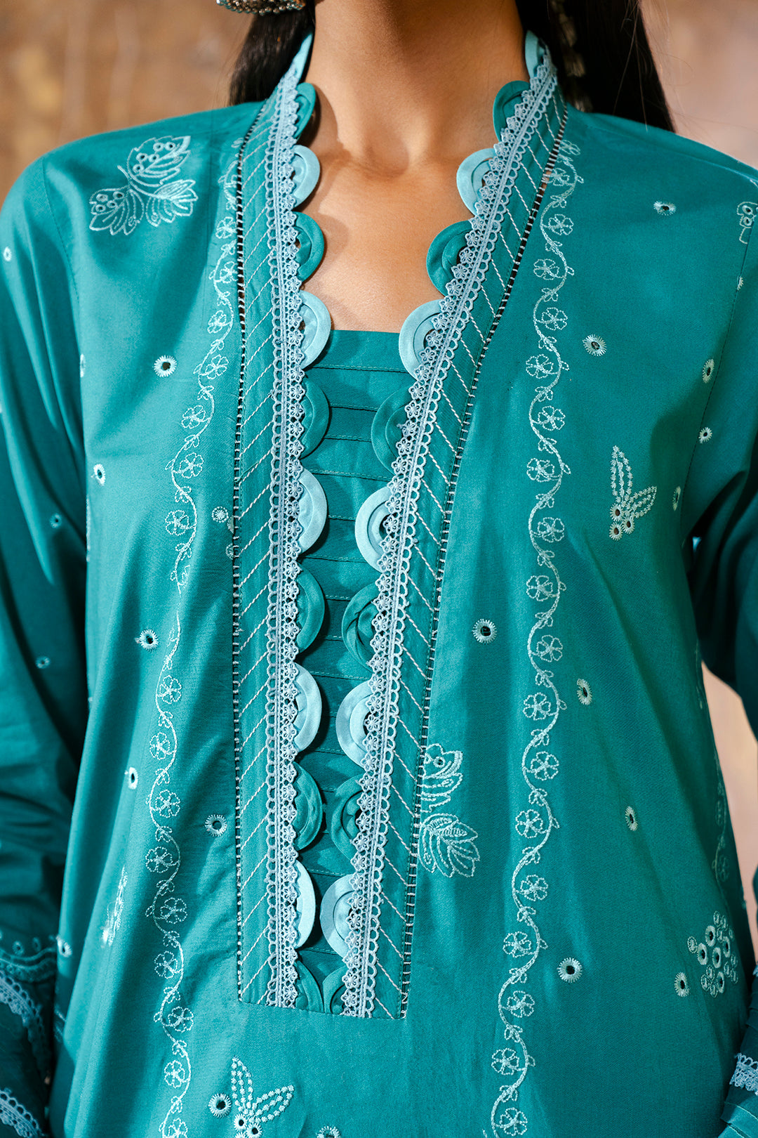 ZELLBURY CHIKANKARI LAWN EMBROIDERED COLLECTION 2025 1