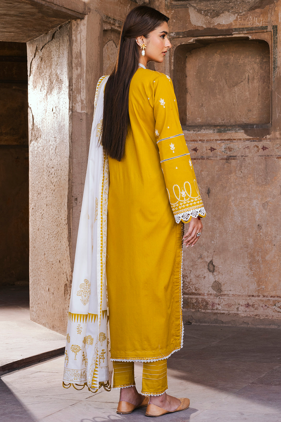 ZELLBURY CHIKANKARI LAWN EMBROIDERED COLLECTION 2025