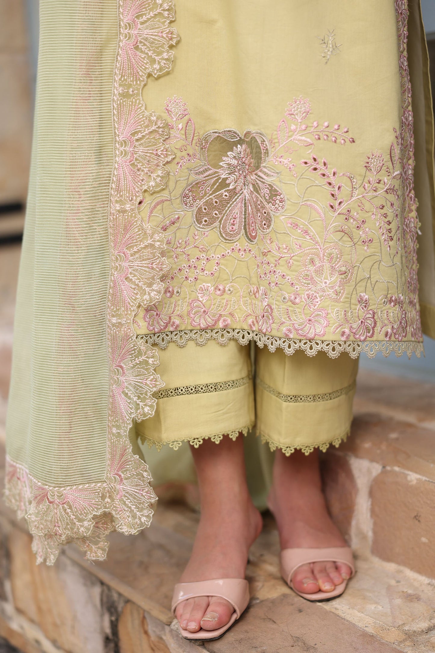 [ SUIT C ] - RAAYA LUXURY LAWN EMBROIDERED COLLECTION 2026