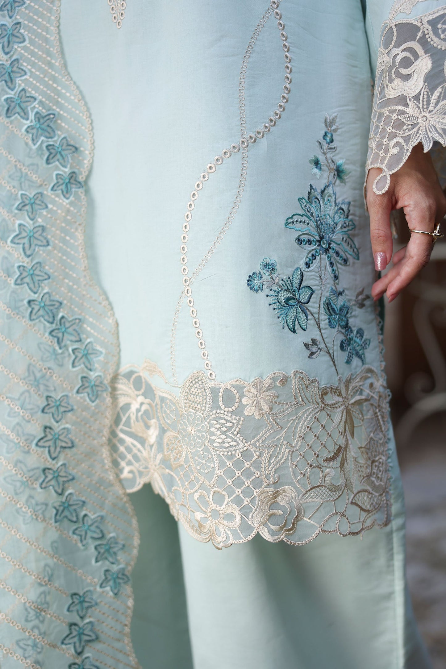 [ SUIT L ] - RAAYA LUXURY LAWN EMBROIDERED COLLECTION 2026