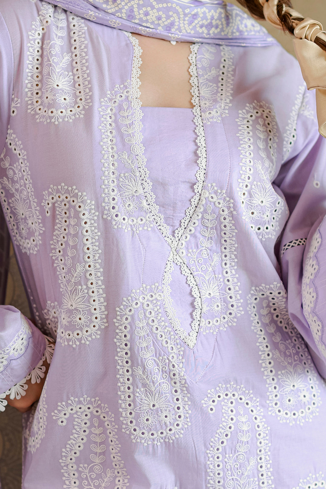 [ SUIT L ] - ZELLBURY CHIKANKARI LAWN EMBROIDERED COLLECTION 2026