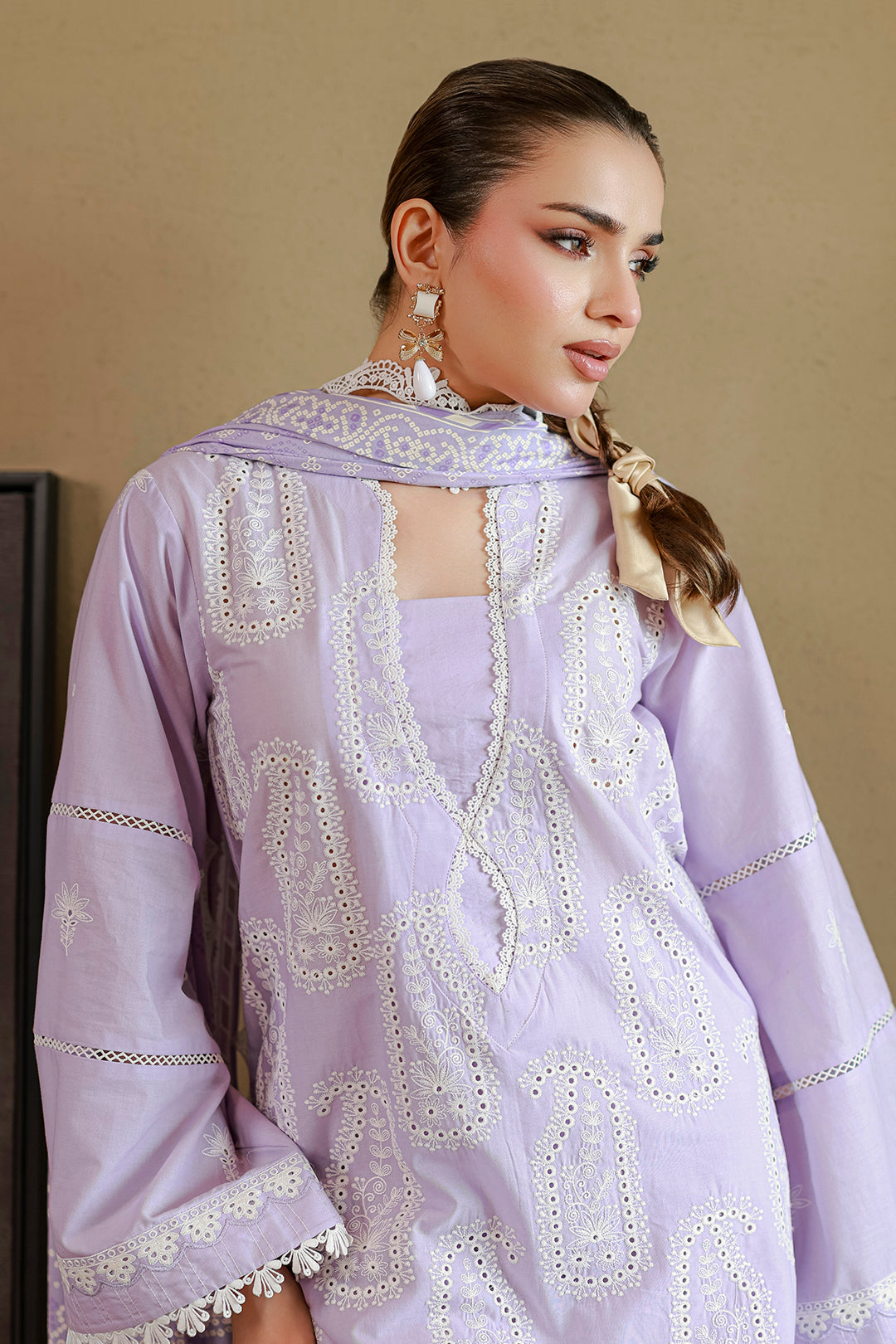 [ SUIT L ] - ZELLBURY CHIKANKARI LAWN EMBROIDERED COLLECTION 2026