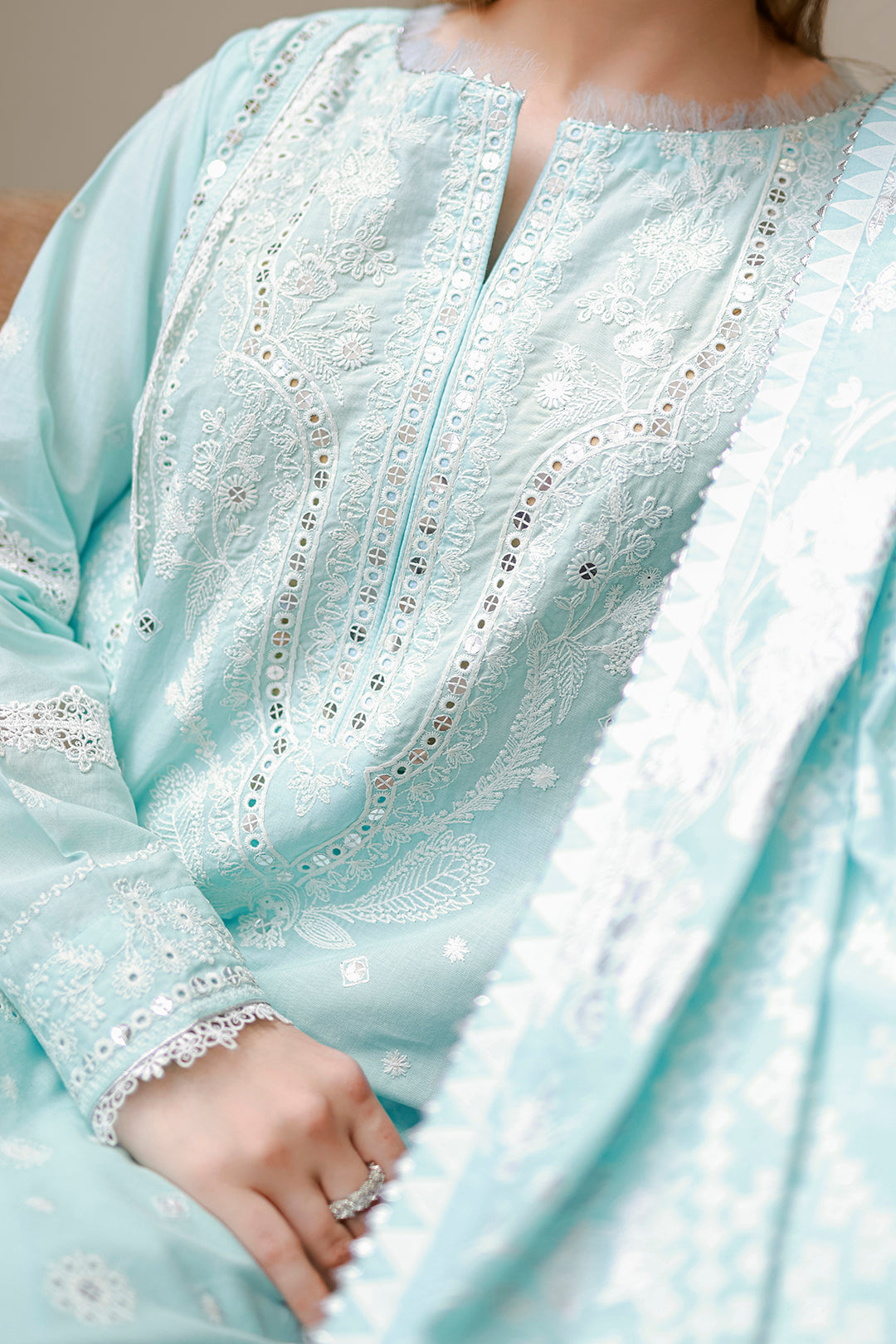[ SUIT D ] - ZELLBURY CHIKANKARI LAWN EMBROIDERED COLLECTION 2026