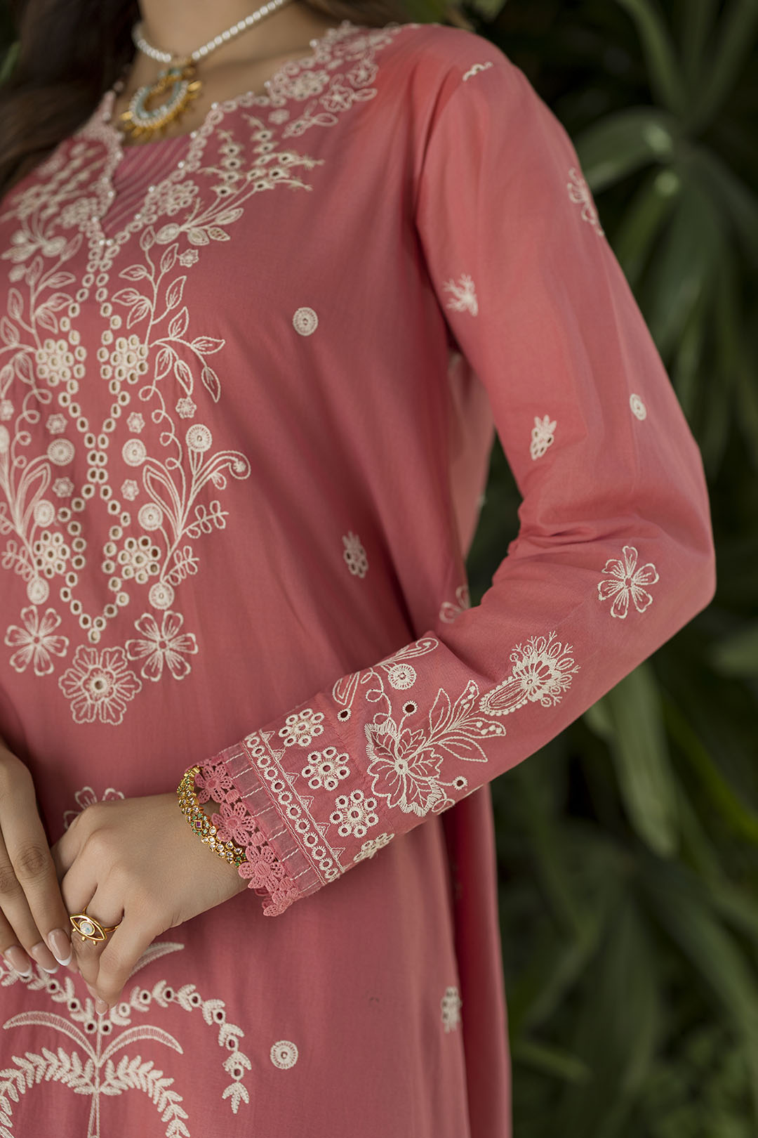 [ SUIT H ] - ZELLBURY CHIKANKARI LAWN EMBROIDERED COLLECTION 2026